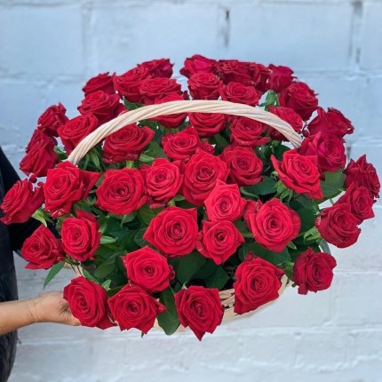 Корзинка "Моей королеве" из красных роз с доставкой в по Аксаю